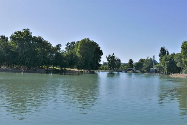 目の前に池が広がる場所にあります。