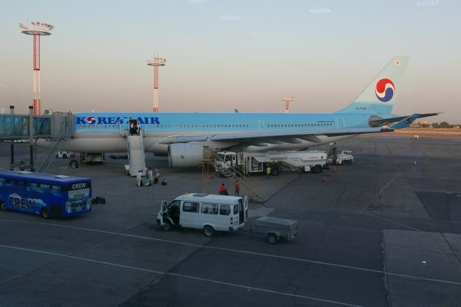 タシケント空港の夕暮れ。<br />21：20　大韓航空で韓国仁川空港へ。
