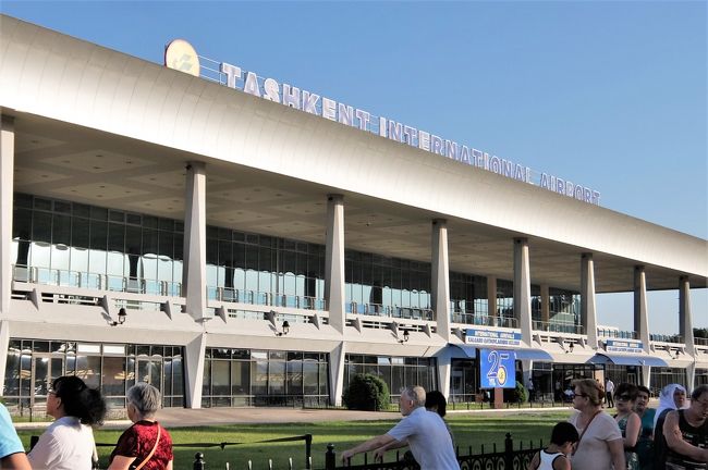 出国のためにタシケント空港に。<br />入国時の税関申告書に所持金を少なく記入してしまい、ばれたら全額没収かと心配しましたが、何も調べられず、すんなり出国できました。