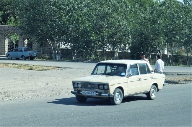 １９７０年から８０年代の日本車のようです。