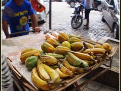 【マナウス／アマゾン／ブラジル】

ん？.....これ...バナナ...？

アマゾンらしい巨大なバナナを発見....一本一本、一粒一粒が異常に....でかい....。