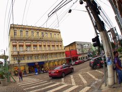 【マナウス／アマゾン／ブラジル】

さて、マナウスの街を散策。

ガイドさんいわく、昨年、牢獄を（大量）脱走した犯罪人がまだ全部捕まっていなく、それ以降、ブラジル人観光客も減っている.....との事.....。