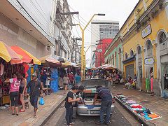 【マナウス／アマゾン／ブラジル】

ブラジルの地方都市に行くとよく見る光景。道端に沢山の...でみせ...が。

