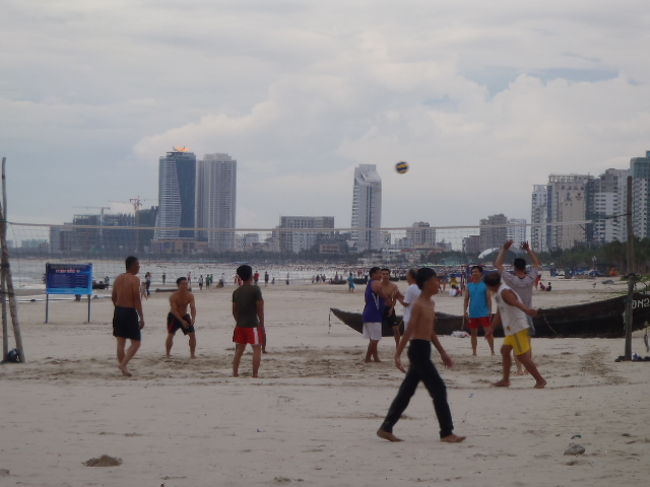 夕方、食事前にビーチへ出てみると、ビーチサイドは、<br />地元の人達が大勢出ていて、ビーチバレーを楽しんだり・・・