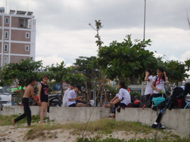 女学生は制服を着たままで、ビーチサイドでお喋りを楽しんだり・・・