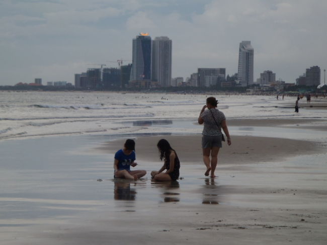 子供たちは水際で水や砂と戯れたりして・・・