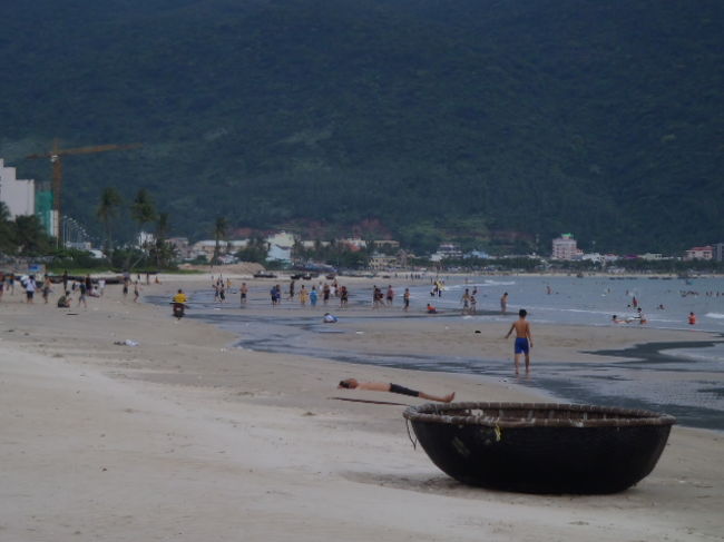 昼間・無人だったビーチには大勢の人達が・・・