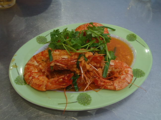 そして海老のガーリック炒め！<br />エビの鮮度も良く、食感もぷりぷりしていて此処の味はとても美味しかったです。<br />食事の途中から雨が降りだしてきて席を移動したり、食べたり忙しい夕食に・・・<br />しかし、美味しいシーフードを堪能できたので満足。