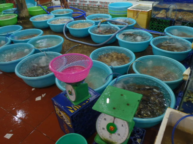 食べたい物を選んで、重さを計り、料理方法とテーブル席No, を伝えて、<br />ビールを飲みながら料理が出来上がって来るのを待つ。