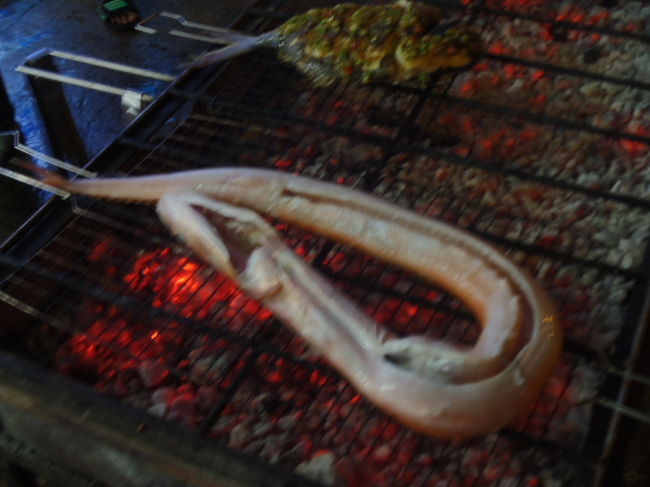 其の魚のBBQのオーダーが入ったみたいで、<br />即・炭火の上に・・・