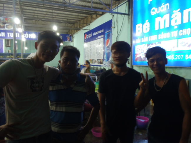 陽気なスタッフ達と暫く時間を潰していて、雨が小降りになってきたので、<br />歩いて数分のホテルまで濡れながら歩くことに・・・<br />今回の旅行中・初めて雨に遭遇してダナン・ビーチの初日が終わった。<br /><br />（続）ダナン・ビーチサイド　Part2<br />