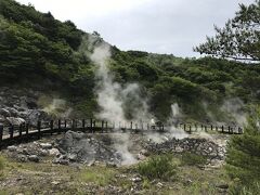 車で２０分くらいの距離の小松地獄へ
無料駐車場あり、入場無料なのに通路などきれいに整備されている
地面から湯気が立ち上り、硫黄臭も
