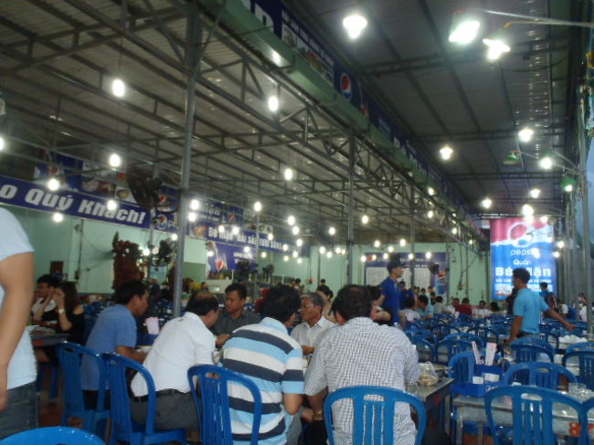 混雑している中、空いているテーブル席を確保して、テーブルNo,をもらい、<br />食べたい食材を探しに・・・