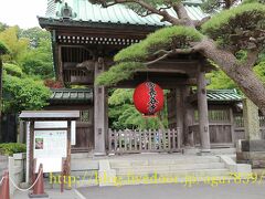 AM8：49　駅から歩いて　10分も掛からないっす　長谷寺到着です
山門の赤い提灯が目印　開門から　50分　まだ空いてます？　入場券の列も少ないっす