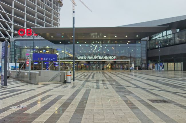 旅行3日目、朝から雨。でもこれは雨女の私には想定内。<br />ホテルからUバーン(地下鉄)の駅までは徒歩1分だったので、<br />殆ど濡れる事はなかった。<br />時差ボケで朝5時台に起き、列車出発1時間も前にウィーン中央駅へ到着。<br />