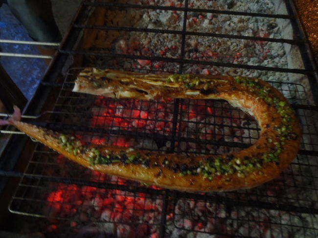 強めの炭火なので意外と早く焼きあがる。<br />美味しそう・・・