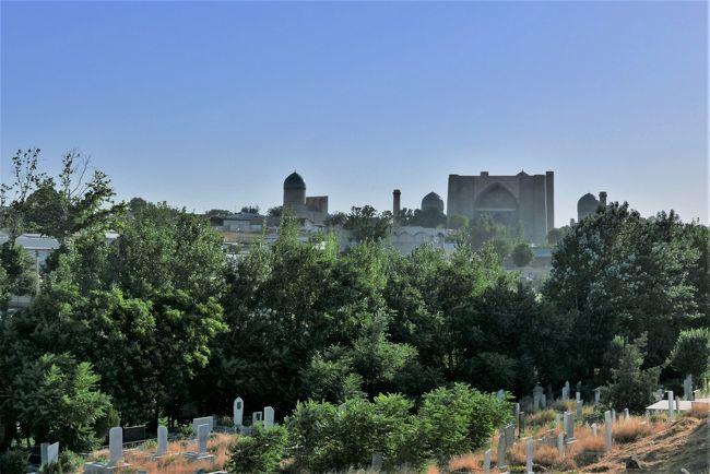 廟の周囲には一般人の墓もあります。<br />遠くにビビハニムモスクが見えます。