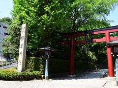 根津神社が見えてきました。