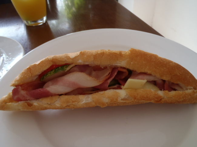 ベトナムで外せないバイン・ミー？<br />で簡単に済ませて・・・（食べられるだけでGoodとする。）<br />早速・ホテル前のビーチへ出掛けてみた。