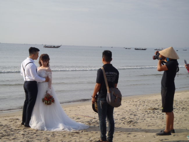 同行のカメラマンやアシスタントマネージャーの指示で・・・<br />（暫く撮影現場を眺めてみる事に・・・）