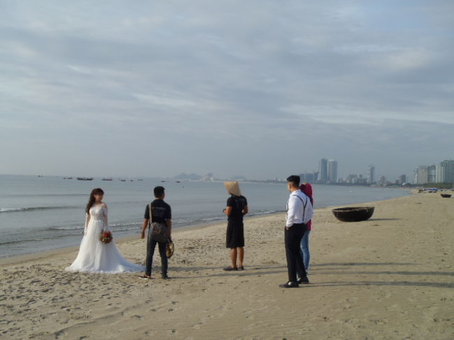 朝早くから、写真撮りに頑張っている人達も・・・<br />しかし、色々なところで写真撮りに遭遇するのだが、<br />ベトナムの人達は本当に記念写真が好きなのか？<br />（そう云えば、ホイアンビーチのゲストハウスでオーナー夫妻の色々な場面の<br />写真が飾ってあったのを思い出した。）<br />この様にあち・こちで撮影していたんだな～