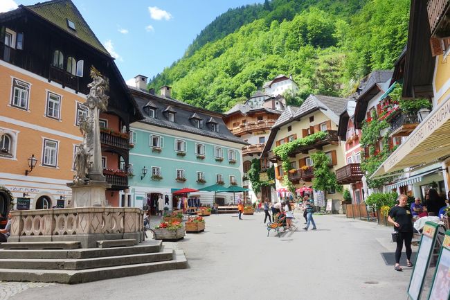 教会の前の道を左へ進むとマルクト広場。<br />小さい広場ながら、めちゃくちゃ可愛い。