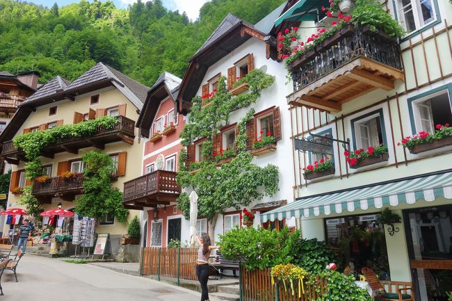 いかにもオーストリアのお家と言った感じの建物が広場を囲みます。