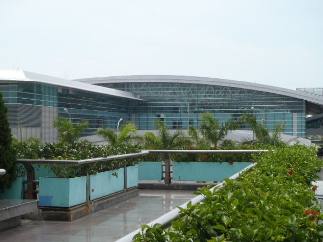 隣に新しく出来ていた国際線の新ターミナルビル。<br />７月からベトナム航空の運航が開始になる成田からダナンへの直行便は、<br />此処で入国になるのか？など考えながら・・・