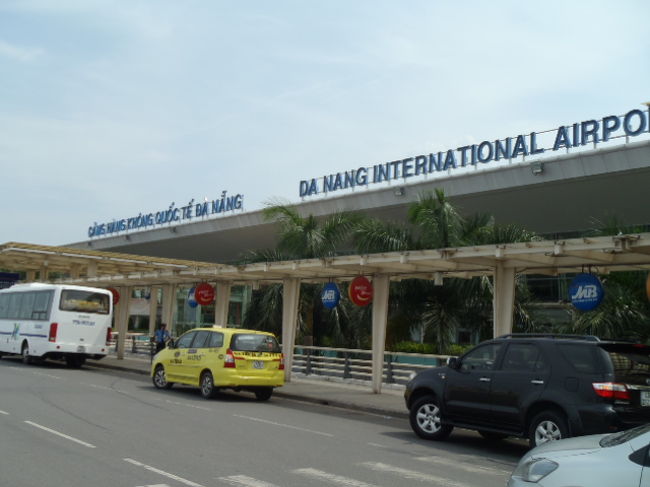 そして、タクシーでダナン空港・・・<br />２週間の楽しかったベトナムの旅もいよいよ終わりです。<br />今回もセルフ・スケジュールの我儘・気ままな自由な旅でしたが、<br />何のトラブルも無く無事に帰国する事が出来ました。