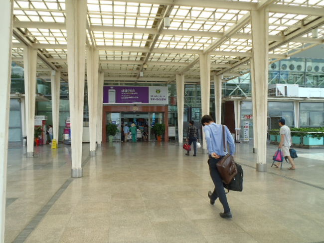 ホーチミン空港経由で日本へ帰国するため、<br />チェックイン手続きにダナン空港のターミナルビルへ・・・
