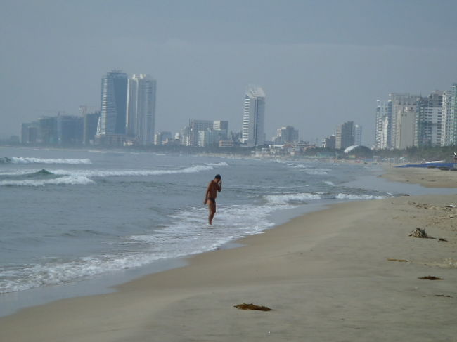 結局、一度も海（海水浴）を楽しむ事が無かったダナンのビーチ！<br />次回・いつ来る事になるのか分からないので、最後にもう一度ホテル前のビーチへ出て、雰囲気だけでも記憶に残して置きたくホテルを出る前に眺める。<br /><br />賑やかなビーチの中心部は知りませんが、ダナンのビーチサイドの端の方は、<br />地元の人達が夕方のレクレーションを大いに楽しんでいるような、<br />静かなビーチサイドでした。