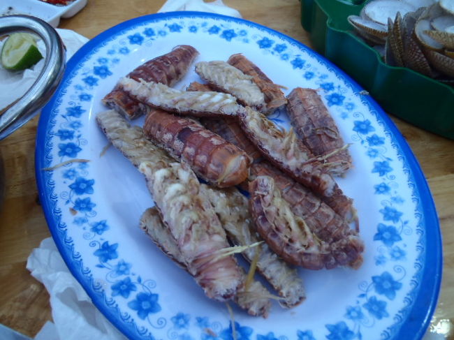 殻が固いのでお店の人に食べやすく、頭と尾っぽとサイドを、<br />食べやすいように切り落としてもらい食べましたが美味です。<br />エビよりも濃厚な味わいです。癖になりそうな味でした。