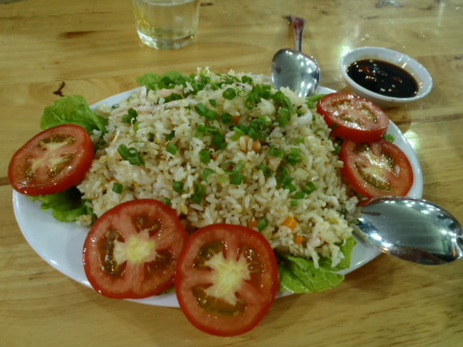 各お店で出来あがりが違うシーフードの炒飯など・・・<br />ダナン・ビーチでの夕食は美味しいシーフード三昧でした。<br />これも此のビーチサイドでの目的の一つでしたので大満足です。<br />シーフードが大好きな人達にはダナン・ビーチサイドはお勧めエリアです。