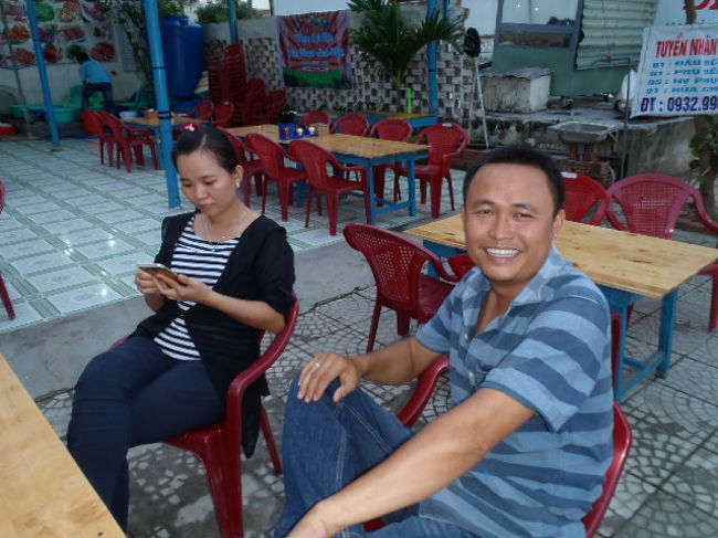 傍ではお店のオーナー夫婦が笑いながら、<br />自分たちも一緒にカラオケで暇な時間を楽しんでいた。