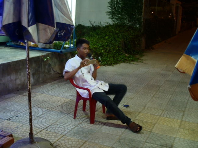 店が暇になるとスタッフが表通りに向かって、<br />ボリュームをあげ一人カラオケにふけっていました。