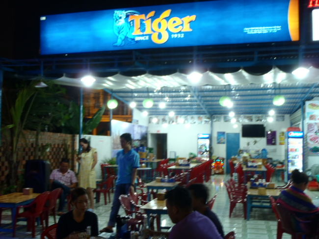 ビーチサイドに来て最初の夕食時に雨に降られて、<br />食後、ホテルへ帰るのに困った事があったので、<br />翌日の夕食からホテル隣にある地元の人達が多く出入りしていた、<br />レストランで食事する事にした。