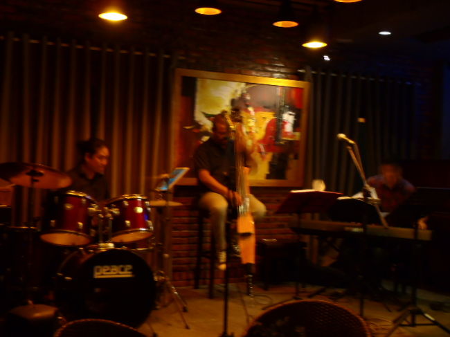 お酒を飲みながらゆっくりとジャズの生演奏に聞き入り、<br />ダナン・ビーチの夜を楽しむ事に・・・<br />演奏の方は残念ながらビデオの方で撮って有り、<br />お聞かせ出来ないのが残念です。<br />滞在中・２晩続けてジャズの生演奏や歌を楽しむことが出来、<br />思いがけなくゆったりした気分で時間が過ごせました。