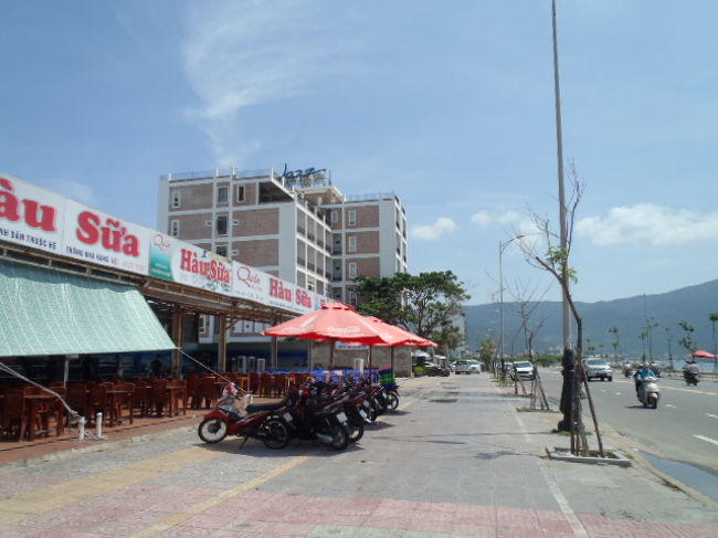 ビーチサイドの散策に出たが、ダナンのビーチへ来てからパートナーが、<br />前週楽しんだホイアンビーチ・サイドで少々、張り切り過ぎたのか、<br />少し体調を悪くして暑い中での行動を制限する事に・・・