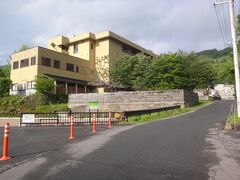 山形県山形市蔵王温泉旅館『わかまつや』の外観の写真。

クリーム色なので目立ちます。

坂道を上がっていきます。

