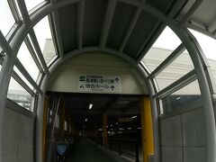 そう、北海道新幹線「奥津軽いまべつ駅」です。
新幹線に乗りますよ。

津軽線の津軽二股駅と北海道新幹線の奥津軽いまべつ駅は、ほぼ同じ場所にあります。新幹線が開業する前も津軽海峡線の「津軽今別駅」として同じ場所にありました。
ここは、津軽二股駅がJR東日本、奥津軽いまべつ駅がJR北海道のそれぞれ管轄となっています。本州にあるJR北海道の唯一の駅となっています。ふたつの駅自体はすぐ近くなのですが、乗り換え指定駅にはなっておらず、通しできっぷを買うことも出来ません。

ただし、両駅は徒歩で移動できる範囲内ですので、知る人ぞ知る接続駅となっているようです。