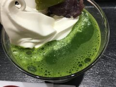 抹茶葛あずき。
葛ソフトクリームがどうしても食べたくてオーダー！

抹茶葛餅、あんこ、白玉がトッピングされている抹茶ドリンクなのですが、
すべてが美味しくてまた翌日も食べたいほど気に入りました。

特に抹茶葛餅に感動。