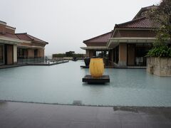 レンタカーをホテル配車して貰って、待ち時間無しでストレス無し♪
次回もこの作戦で行こう(*'ω'*)
徐々に強くなる雨の中、向かったのはリッツカールトン沖縄。