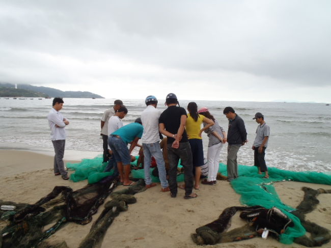 収穫はと？<br />皆がのぞき込むのだが・・・（私も野次馬として参加！）