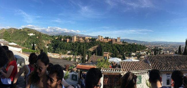 サン・ニコラス展望台は観光客も物売りもいっぱい。