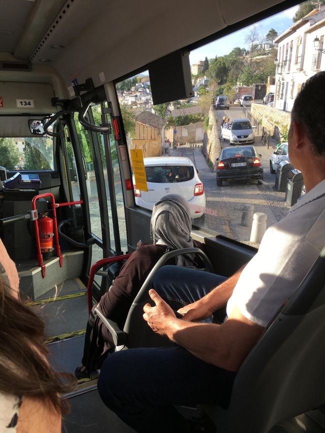 アルハンブラバスで帰る途中、上から降りてくる道との交差点で降りてくる車がいたのに強引に突っ込んだ黒い乗用車。仕方なくバックして降りてきてます。<br />上のシルバーの乗用車が曲ってしまって黒い乗用車が坂道を登り、前の白い乗用車が動くまでバスの運転手もヒマそうに眺めてました。