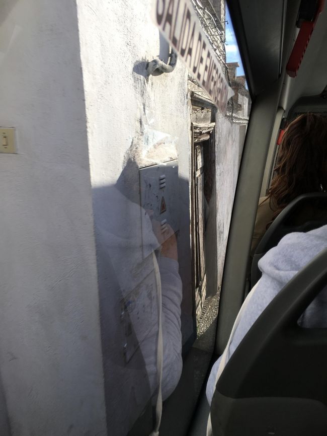 こ~んな近くまで家が迫ってる道ばっかり。