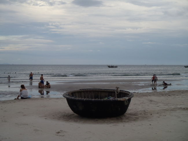 暑い日中の下で過ごした後の、涼を求めて海へ・・・<br />夕方のレクレーションをエンジョーイしています。<br /><br />パートナーの様子を見ながら、私達も出来るだけ昼間の強い日差しを避けて、<br />夕方、少し涼しくなってから行動するようにした。