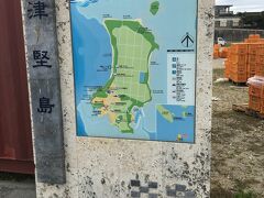 　定番の島標
　津堅港には、コンテナが多く置かれていた