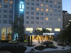 今日の宿は徳島グランビリオホテル。
以前「徳島プリンスホテル」がルートイングループに変わったホテルで、シティホテルに近い設備でした。
本館２階から別館（コンビニ、中国料理レストラン）や駐車場棟へ、連絡通路で繋がっています。