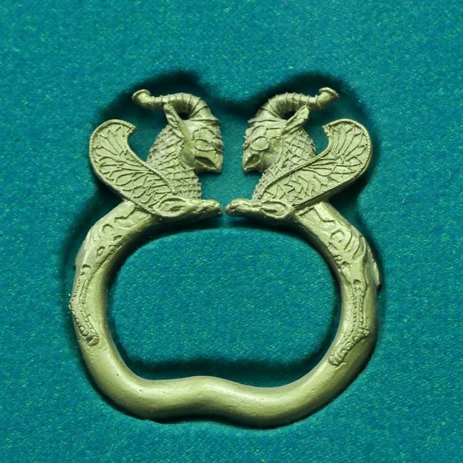 腕輪のようで細かな装飾がされています。<br />